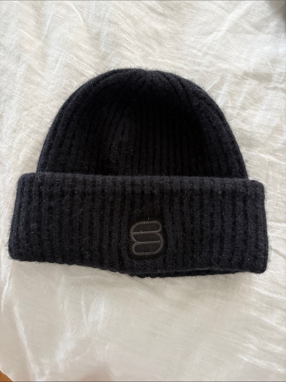 ARITZIA SUPER PUFF Black Ribbed Knit Beanie - tight fit